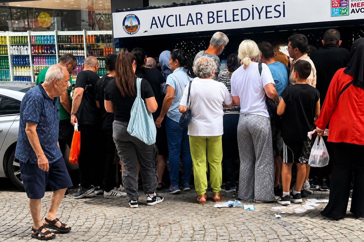 Avcılar'da vatandaşlar çöpe atılan cep telefonu kılıflarını almak için sıraya girdi