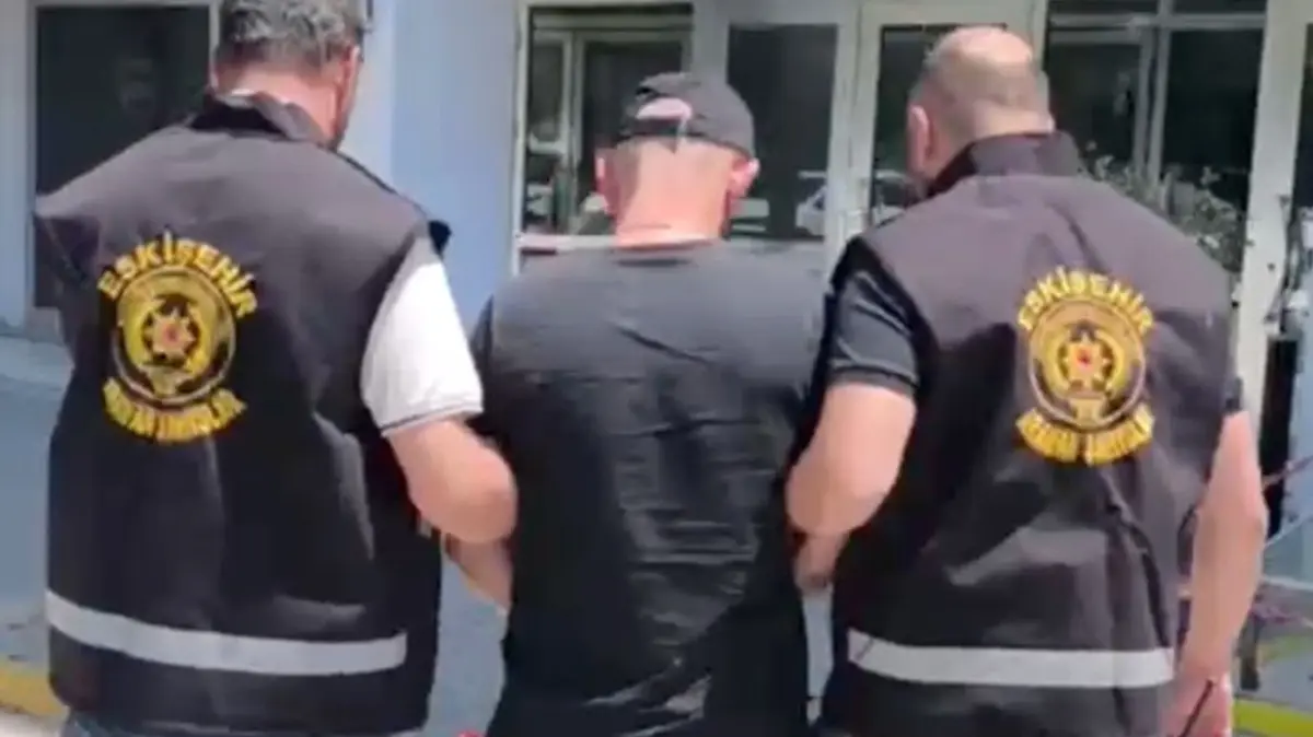 50 yıl kesinleşmiş hapis cezası ile aranıyordu: Eskişehir'de yakayı ele verdi