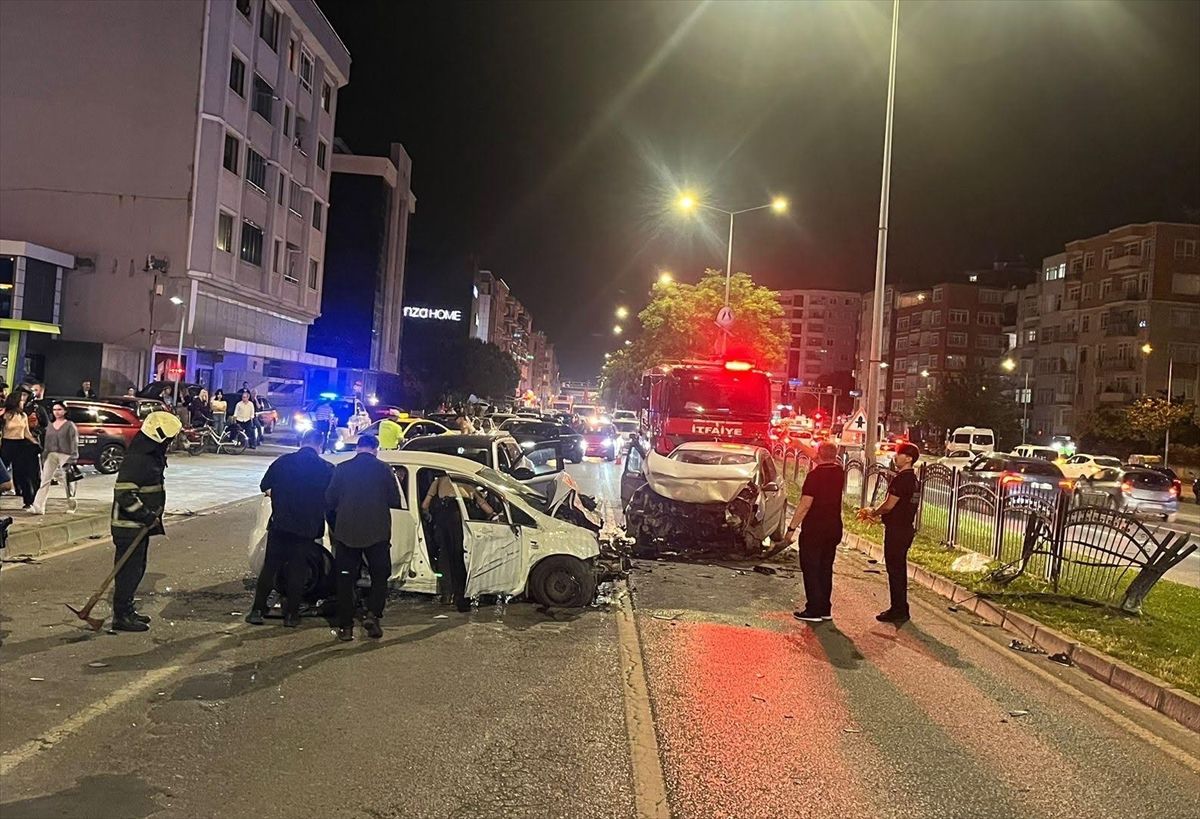 Samsun'da 3 aracın karıştığı trafik kazasında 5 kişi yaralandı