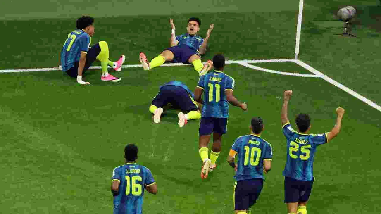 Nefesleri kesen maçta Kolombiya Özbekistan'ı 3 golle devirdi