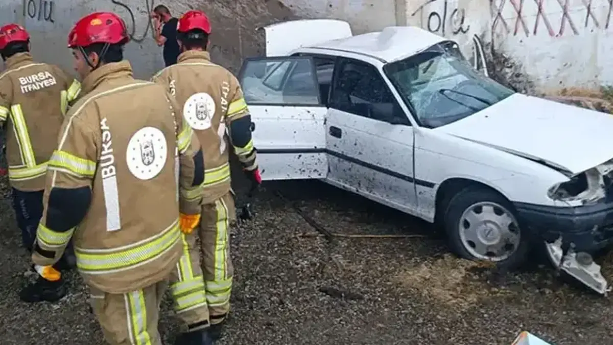 Bursa'da facia gibi kaza! Otomobil köprü altındaki beton duvara çarptı: 3 ölü 2 yaralı