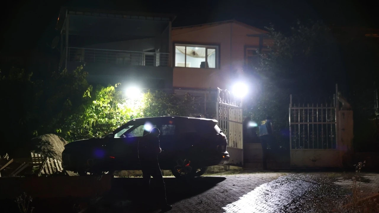 Husumetlilerinin olduğu eve kurşun yağdırdılar