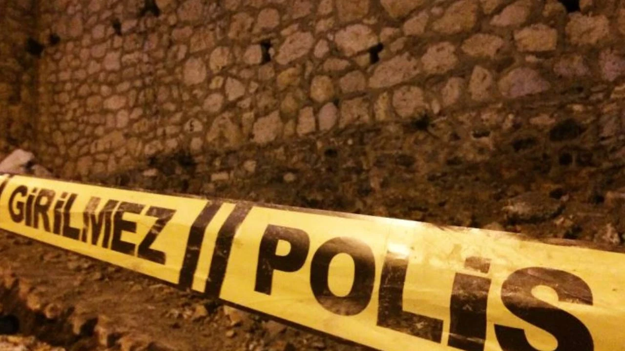 Kavşakta çarpıştılar: Hafif ticari aracın çarptığı PTT aracı yan yattı