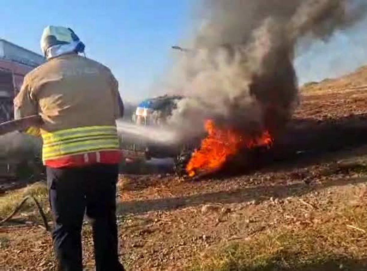 Tarla sürerken yanmaya başlayan traktör kullanılamaz hale geldi