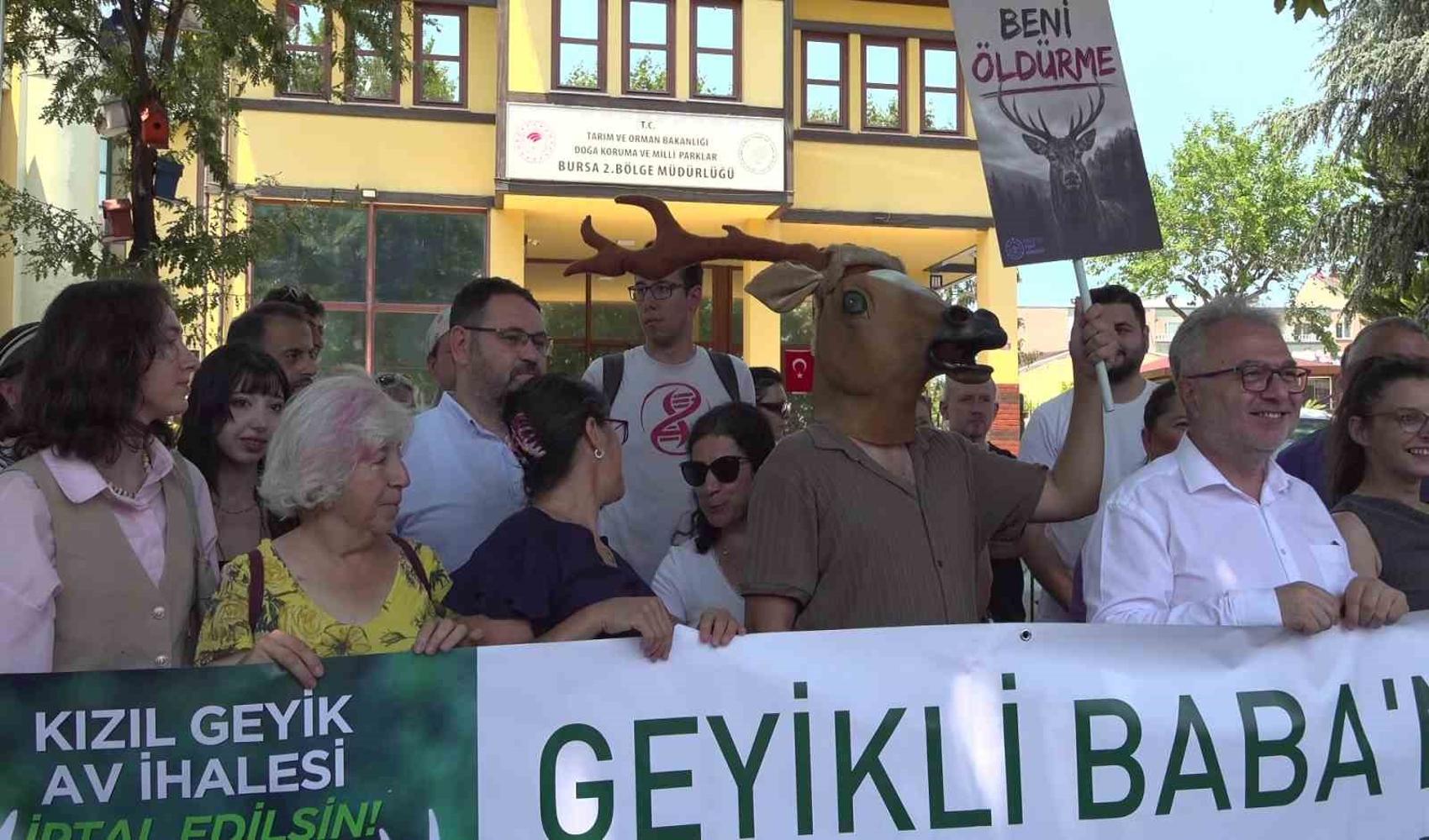Bursa’da kızıl geyik av ihalesine geyik kostümlü protesto: ‘Mesele yaşamın bütünüdür’