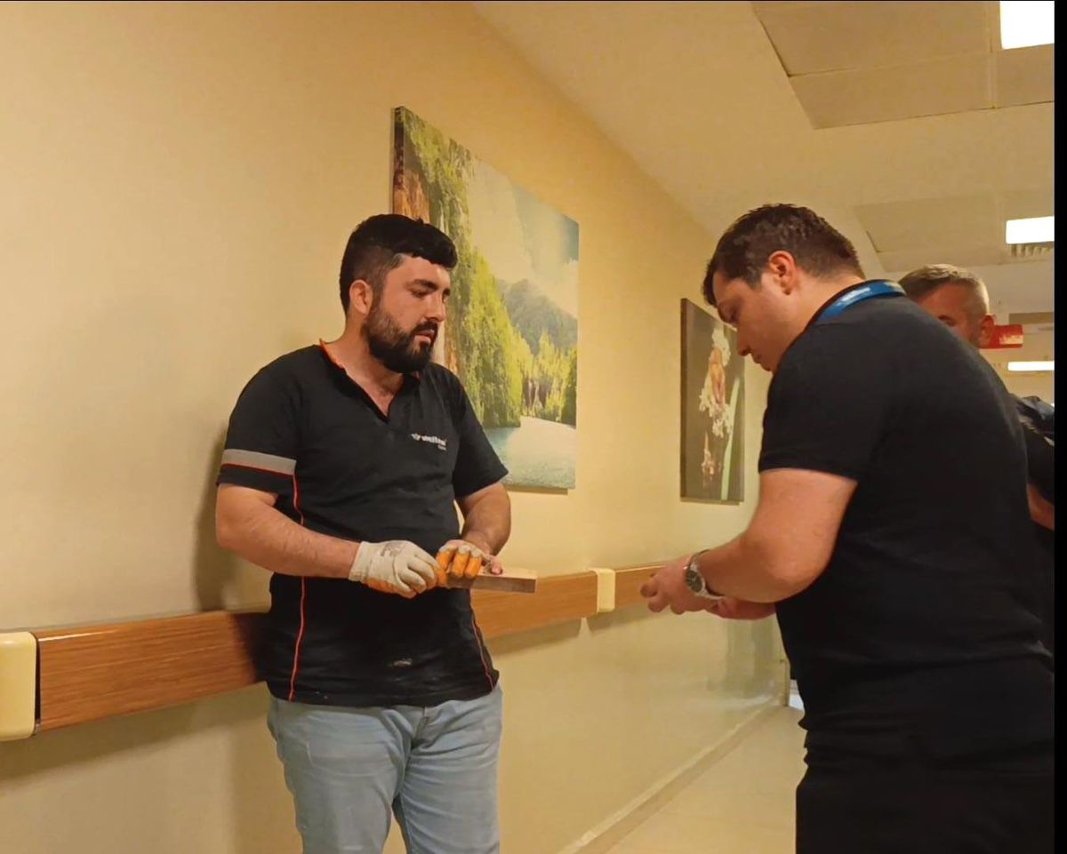 Çiviyi tahta yerine eline çaktı hastaneye kaldırıldı
