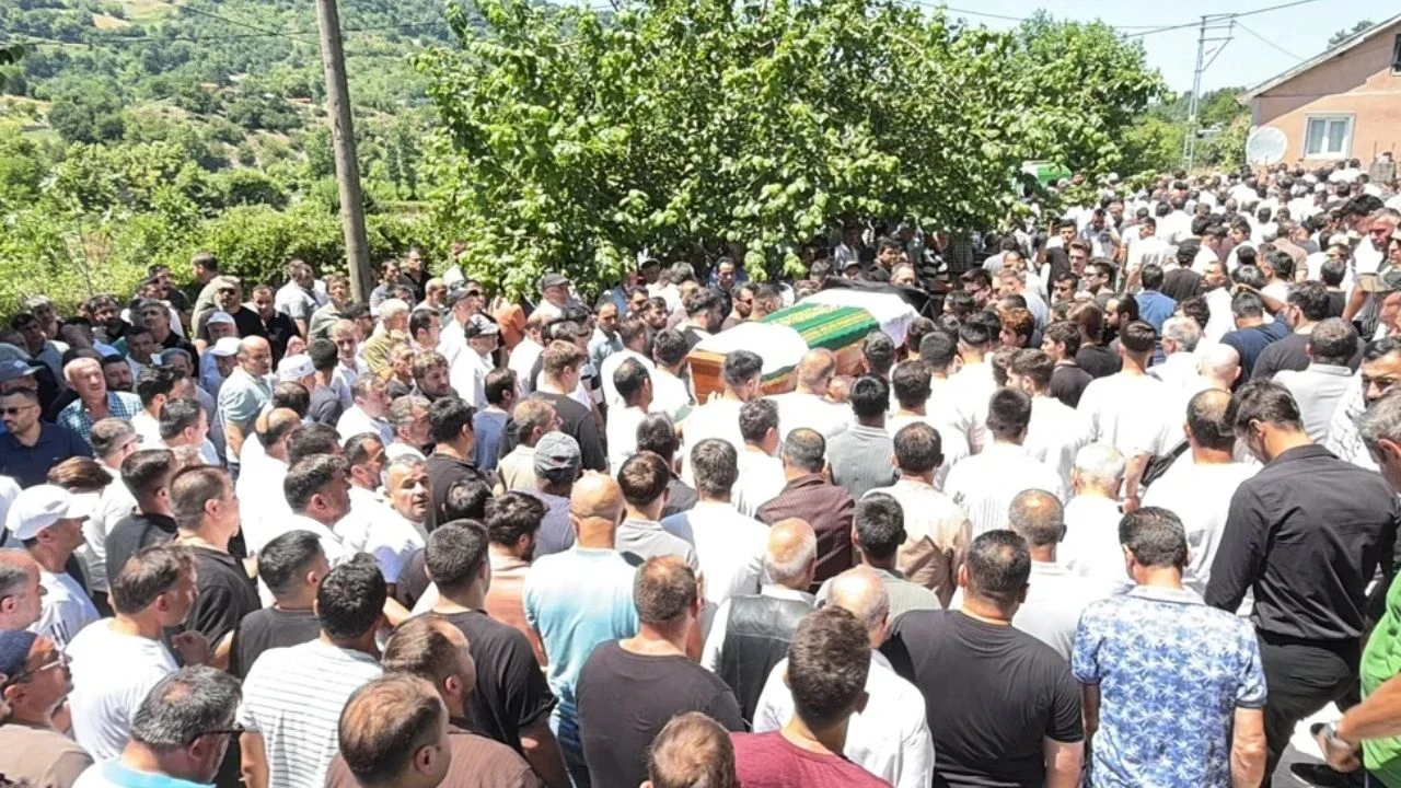 Göçükte yaşamını yitiren madenci son yolculuğuna uğurlandı