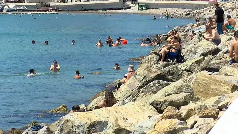Sıcak havayı fırsat bilenler Caddebostan Sahili'ne akın etti