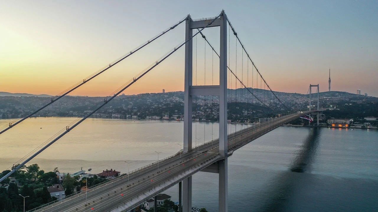 Yola çıkacaklar dikkat: Metrobüs güzergahı da değiştirildi! 15 Temmuz Şehitler Köprüsü ve bazı yollar trafiğe kapatıldı