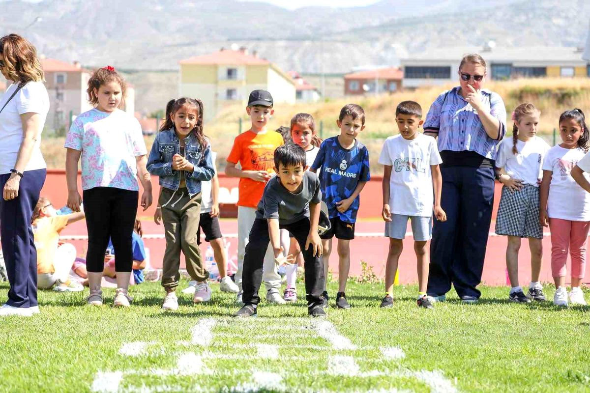Erzincan'da bin öğrenci geleneksel oyunlar şenliğinde buluştu