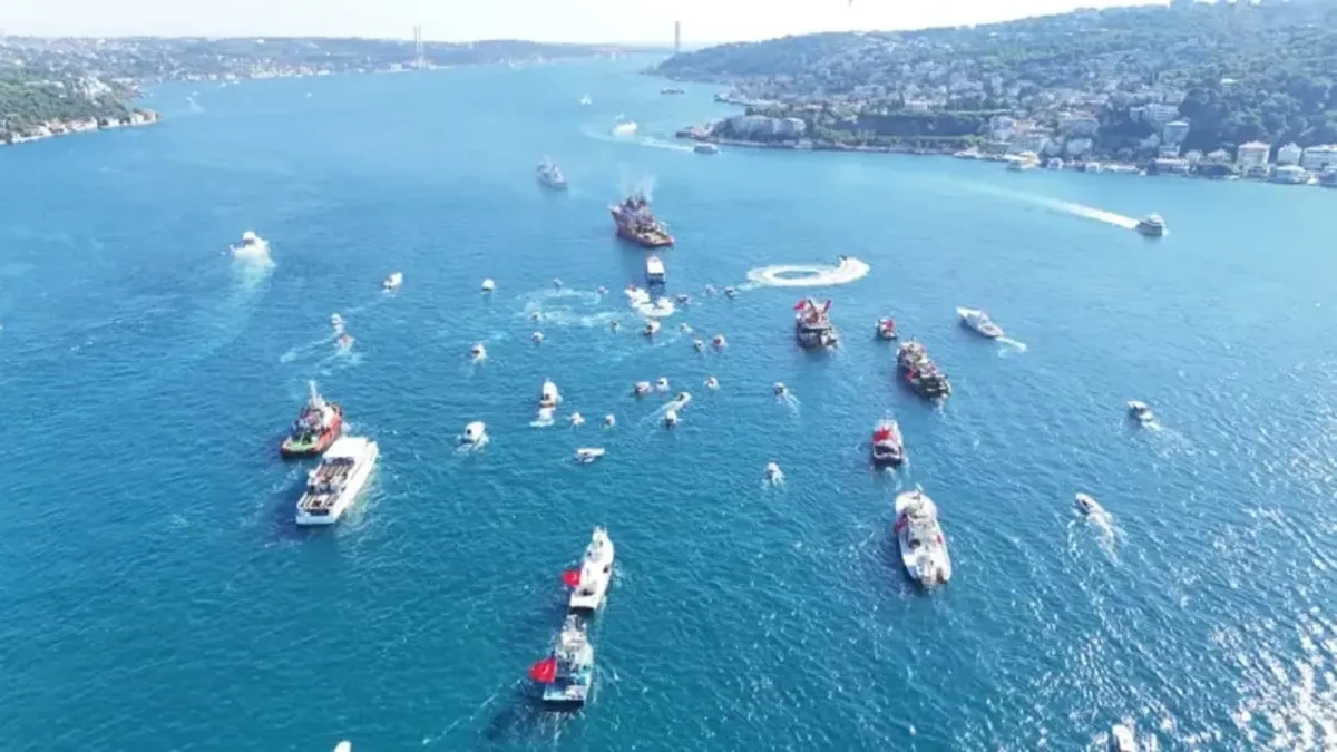 Boğaz'da 'Denizden Karaya 15 Temmuz' korteji! 253 kahraman şehidin anısına 253 tekne…