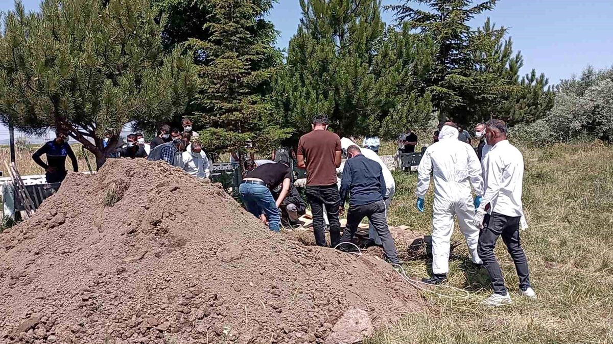 Kene tutunması sonucu ölen Dursun Almamış, KKKA tedbirleri alınarak defnedildi