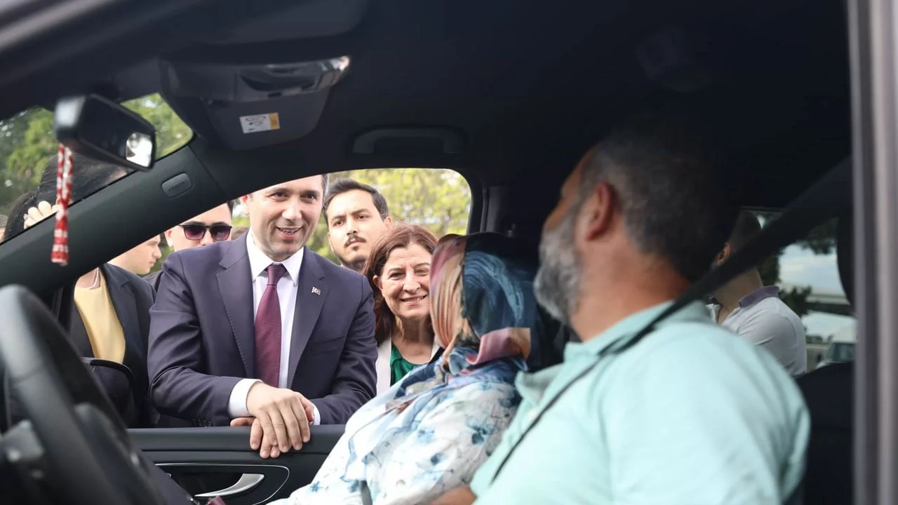 Gurbetçilere sınır kapısında muazzam karşılama! AK Parti'den vuslat yolundaki vatandaşlara tam destek!