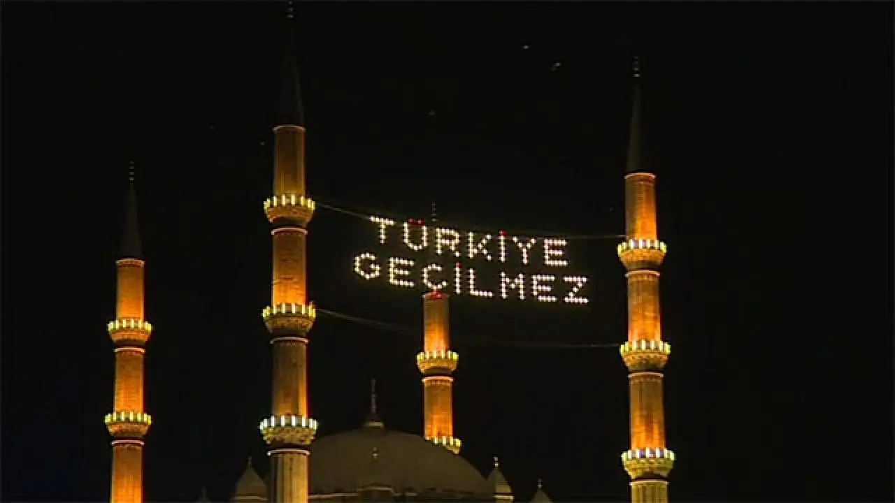 Milletin zaferinin 10. yılı... Tüm camilerden sela sesleri yükseldi