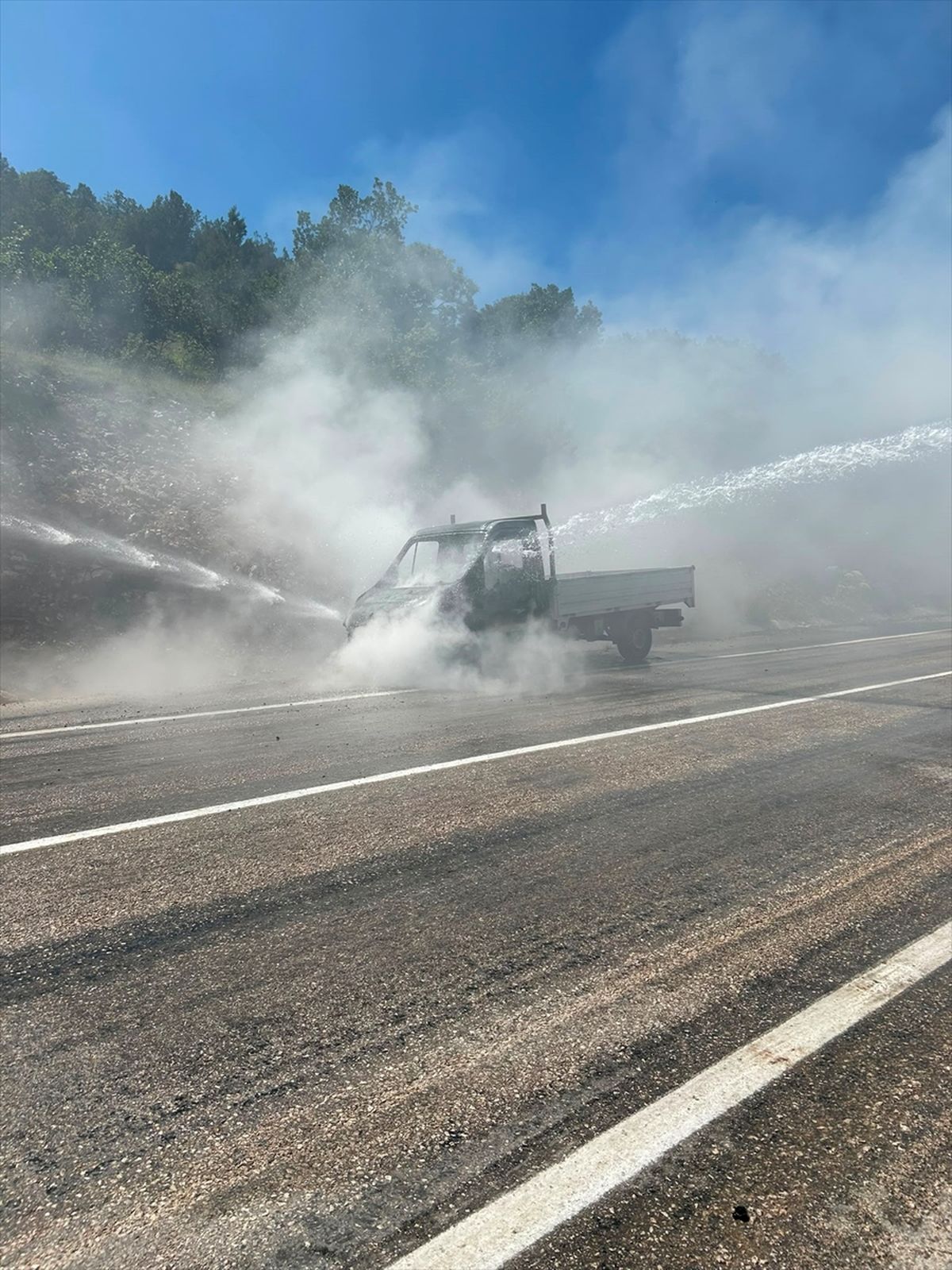 Tokat'ta seyir halindeki kamyonet yanarak kullanılamaz hale geldi
