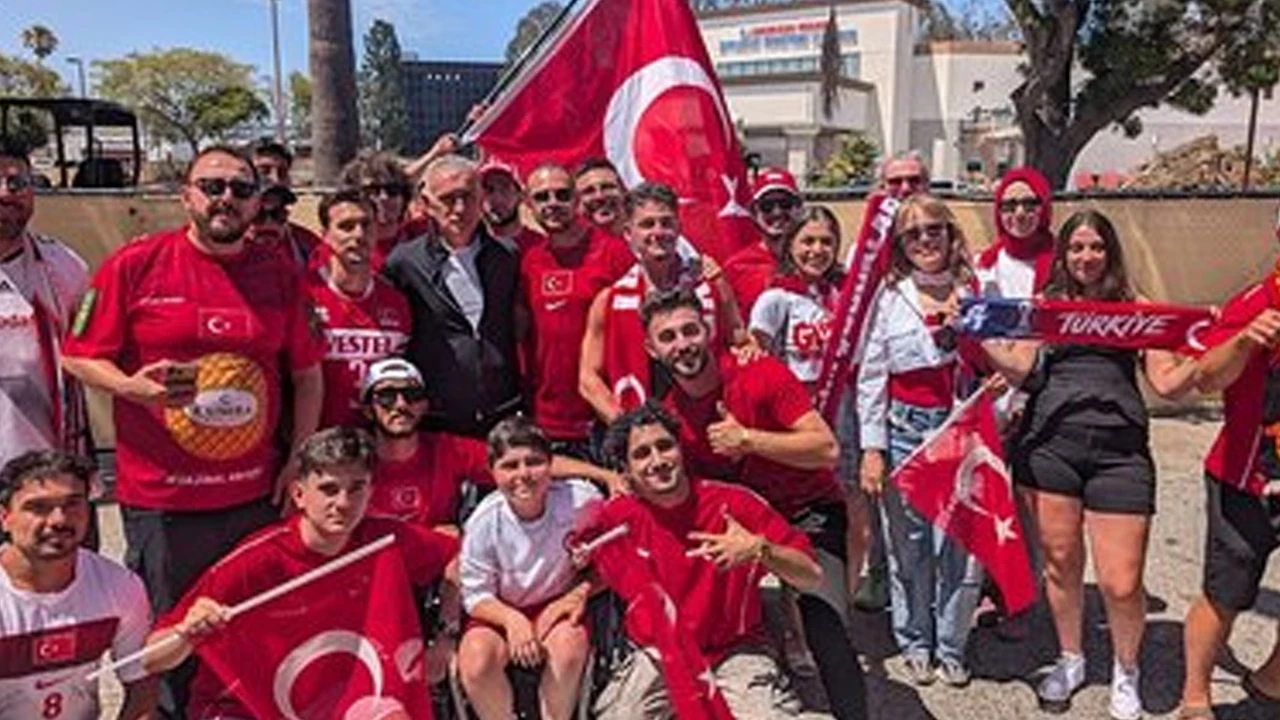 Hacıosmanoğlu ve milli futbolcular, taraftarlara imza dağıttı