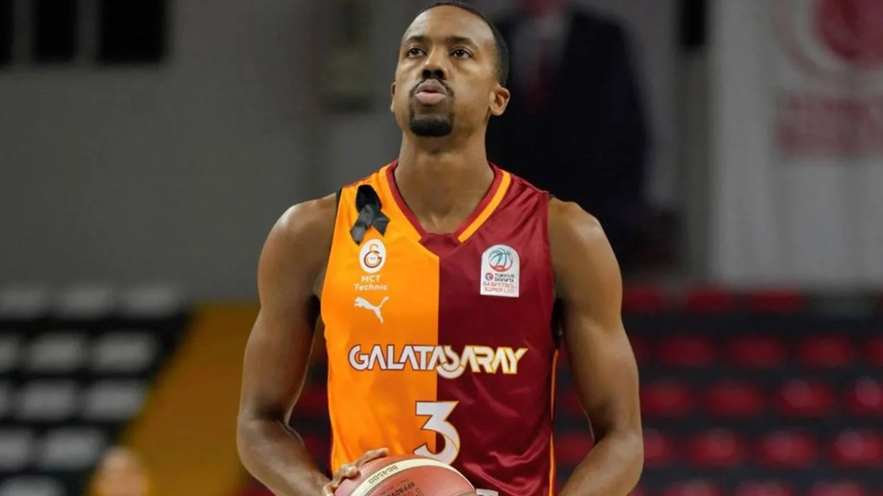 Bir dönem kapandı! Galatasaray kaptanı Errick McCollum’a veda etti
