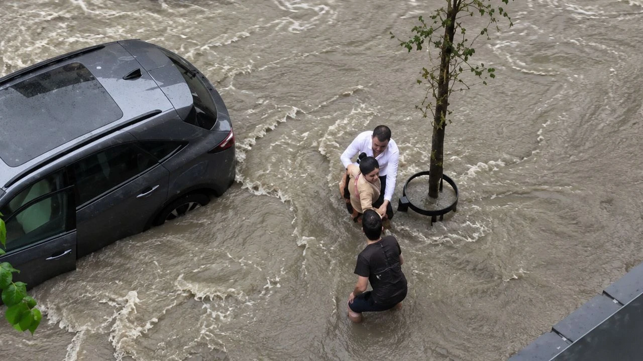 Yağmur sonrası İstanbul'un göbeğinde faciaya kıl payı: Son anda kurtardılar