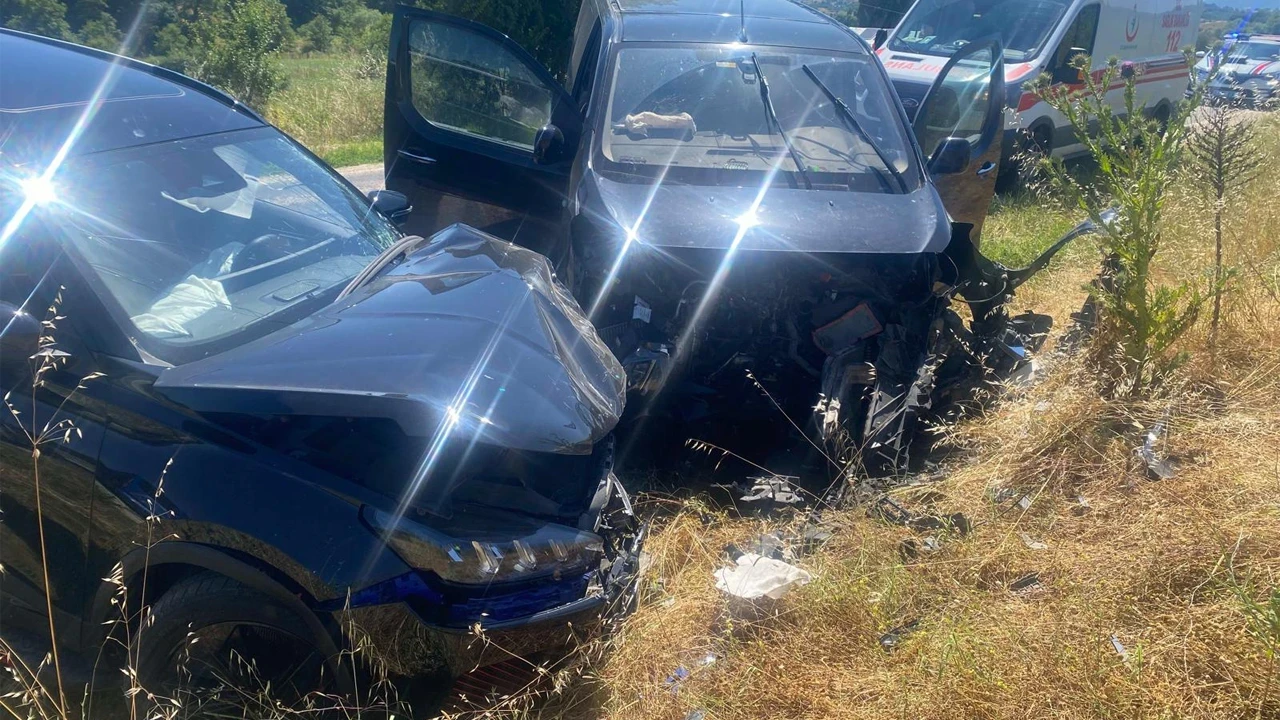 Karşı şeritten gelen araçla çarpıştı: 2 yaralı
