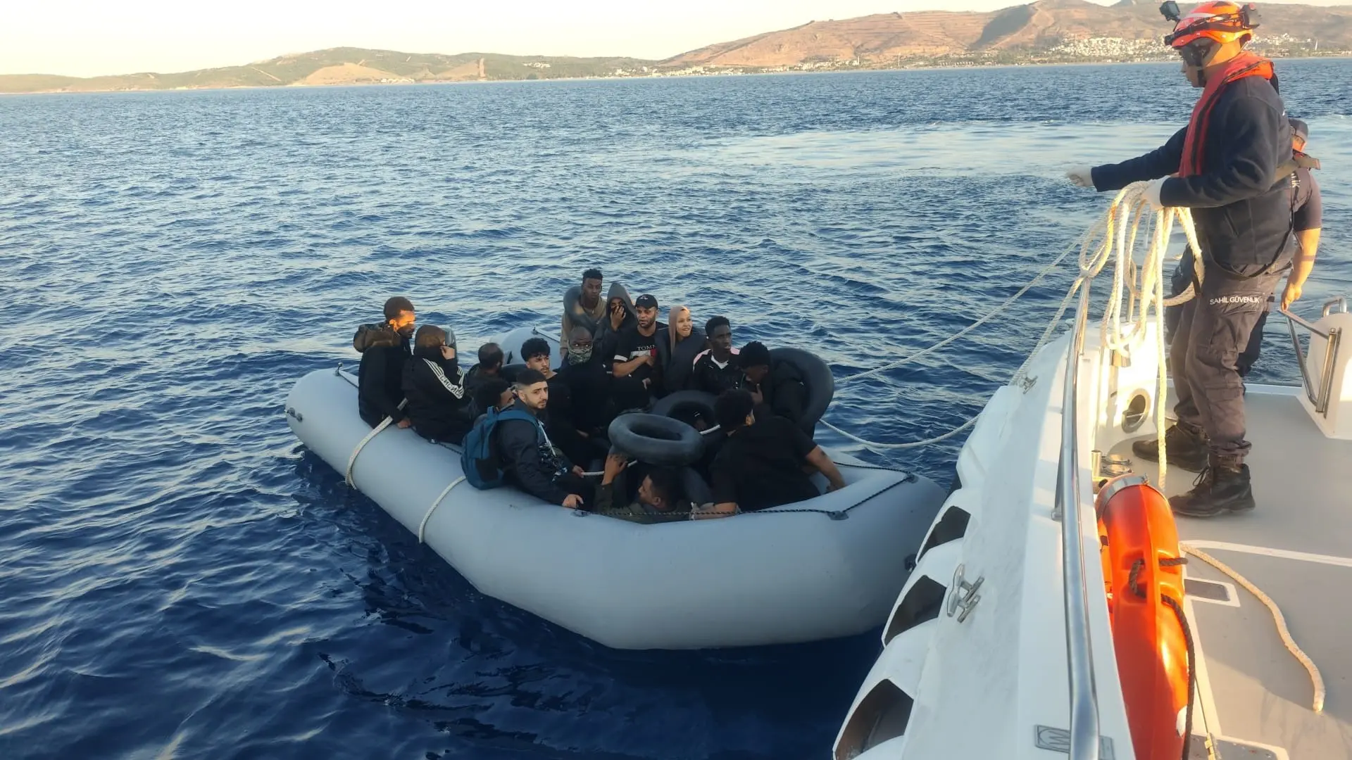 Düzensiz göçe geçit verilmedi: Lastik bottaki göçmenler kurtarıldı