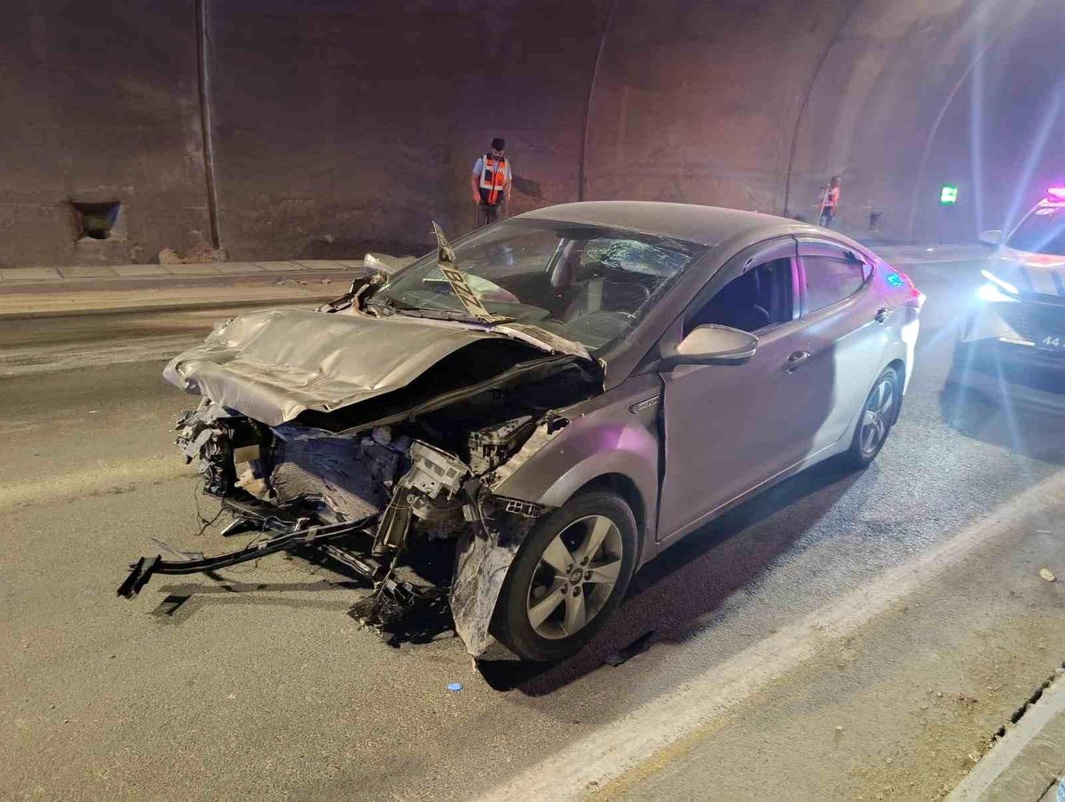 Erkenek Tüneli'nde otomobil kamyona arkadan çarptı: 1 yaralı