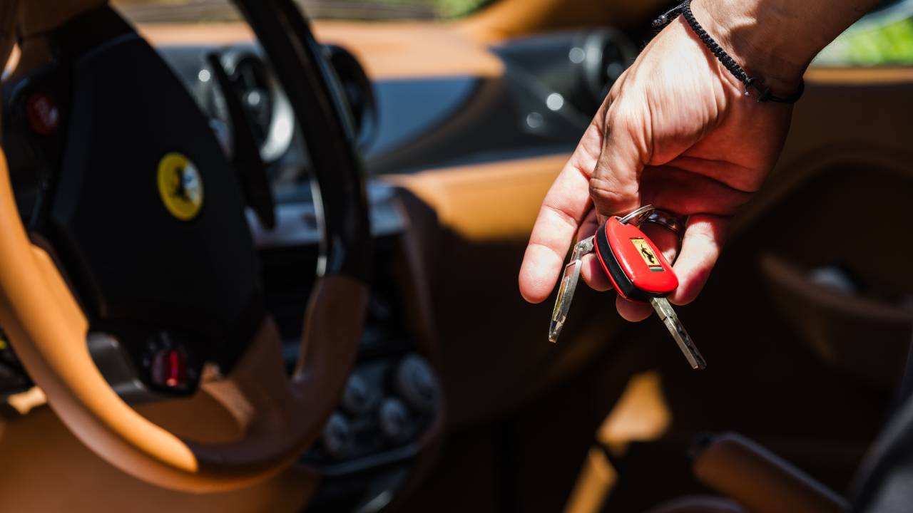 Ferrari, Rolex, lüks malikaneler... Bir gecede zengin olan SpaceX çalışanları parayı nereye harcayacak?