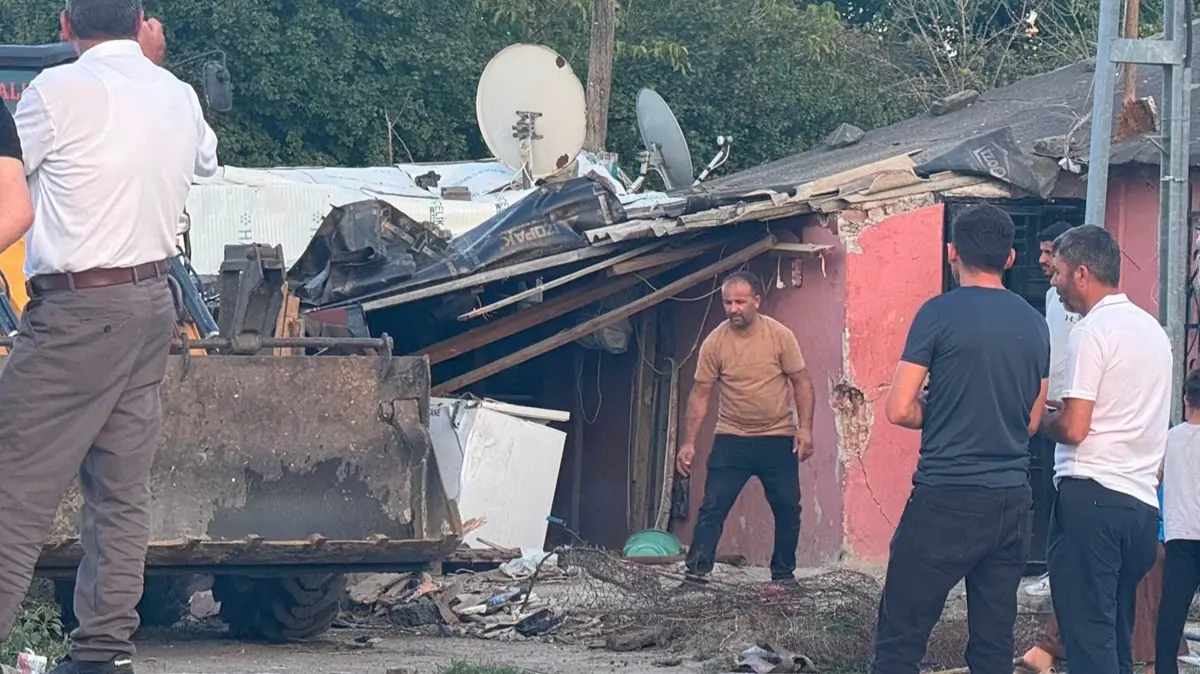Arnavutköy'de ilginç kaza: Kontrolden çıkan otomobil eve çarptı