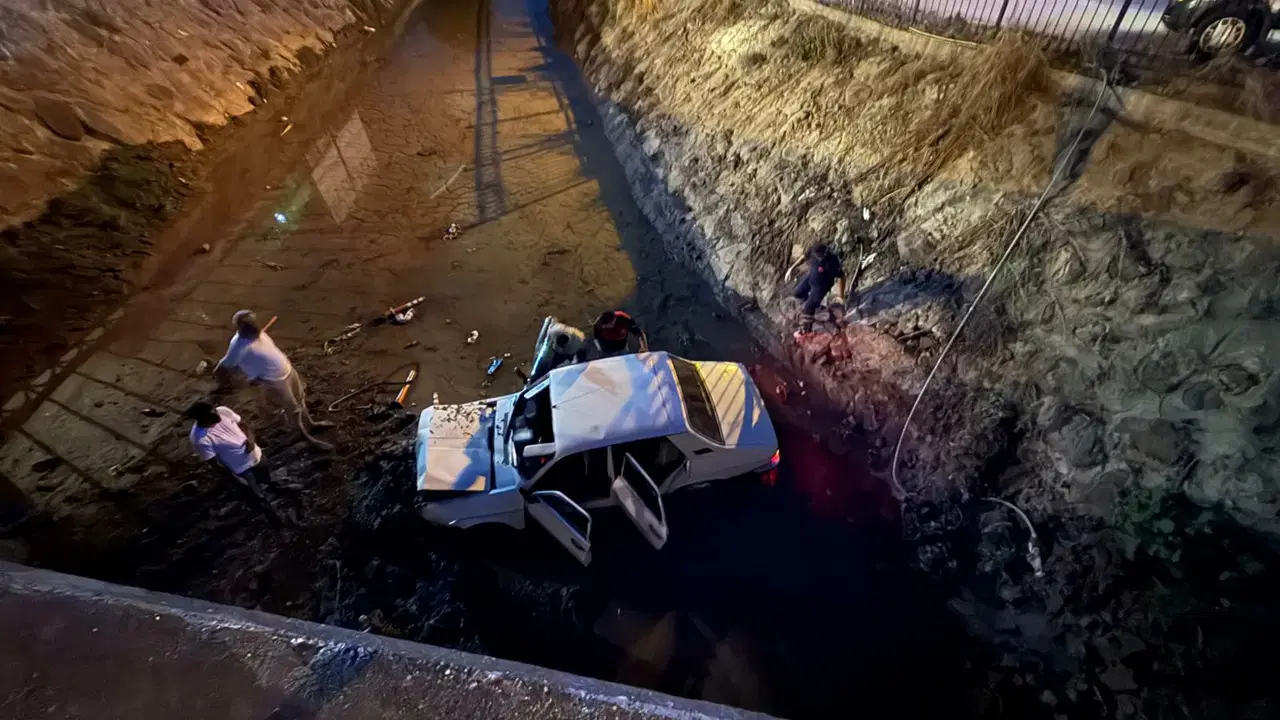 Otomobil köprüden sulama kanalına düştü: 4 yaralı