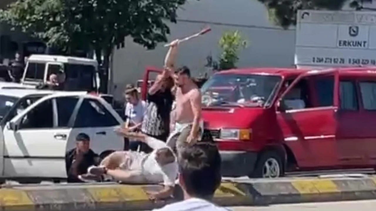 Trafikte husumetlilerin sopalı ve taşlı kavgası kamerada