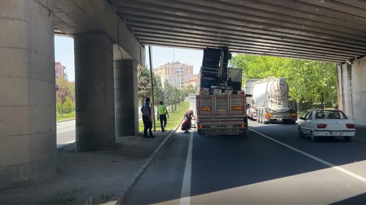 Hesapsız geçiş pahalıya patladı: İş makinesi yüklü TIR köprüye takıldı