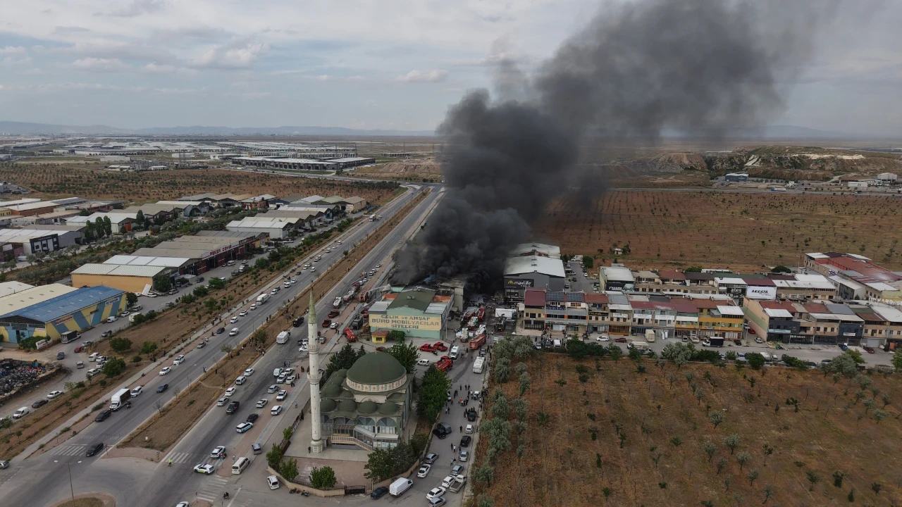 Kompresör patladı, fabrika alevlere teslim oldu: 1 itfaiye eri yaralandı