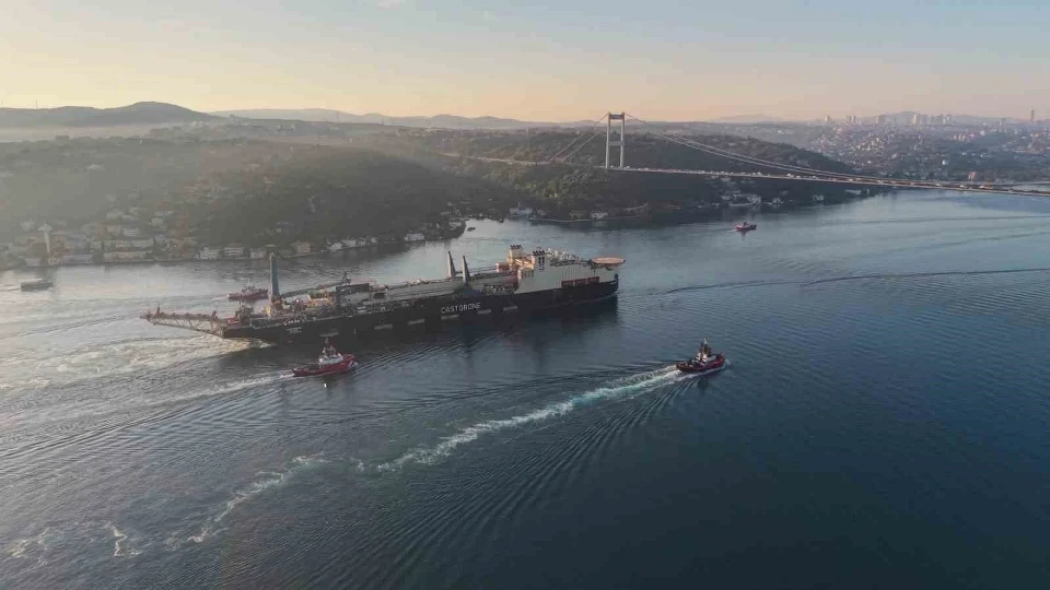 Castrone doğalgaz boru döşeme gemisi İstanbul Boğazı'ndan geçti