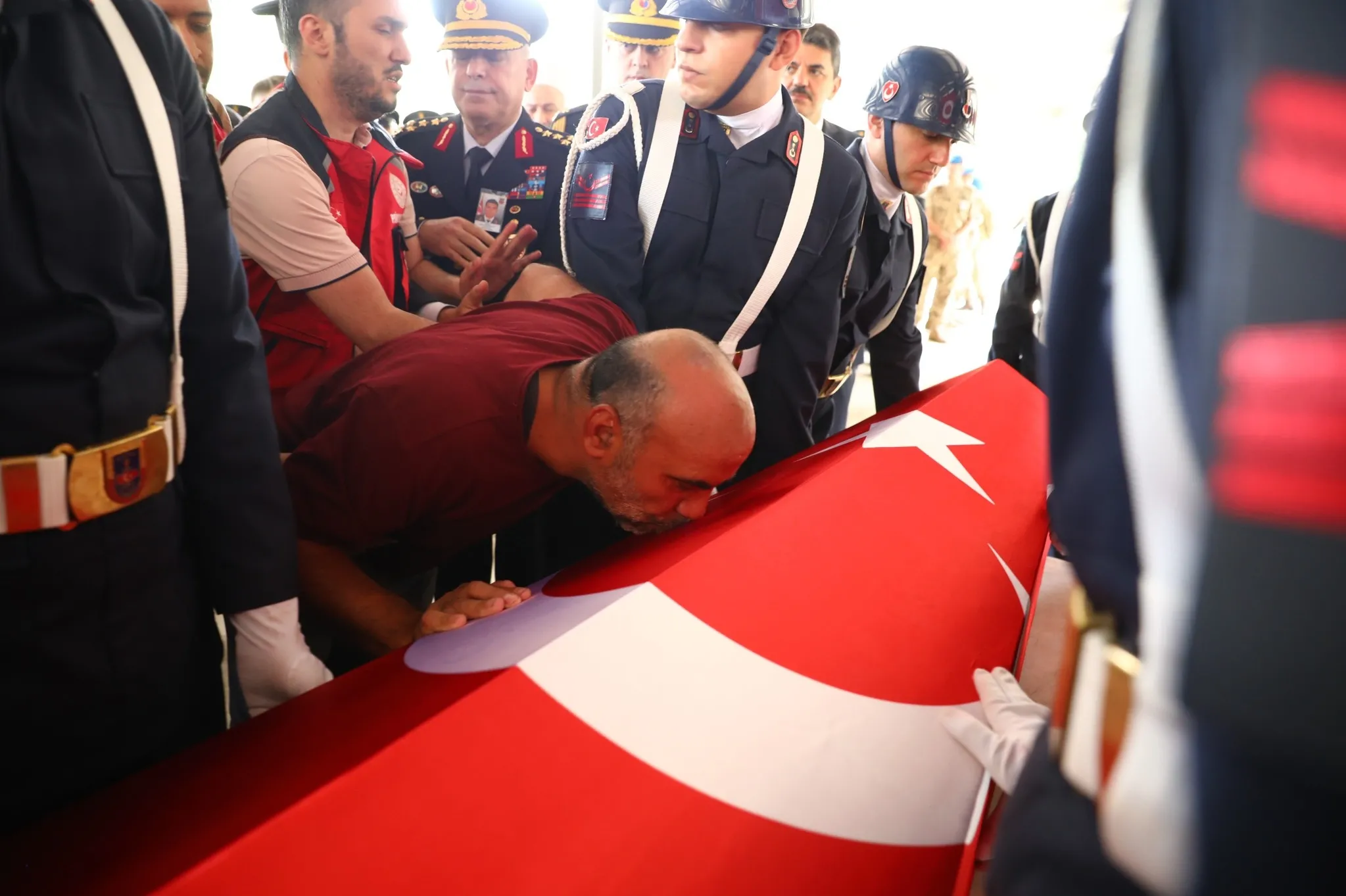 En acı veda… Acılı baba şehit oğlunun tabutunu öptü