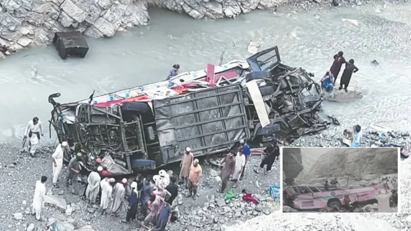 Pakistan'da yolcu otobüsü uçuruma yuvarlandı: 40 kişi öldü