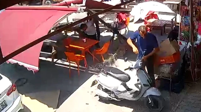 Antalya'da hortum paniği kamerada: Tente müşterilerin üzerine çöktü