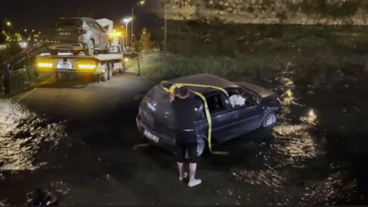 Bursa'da zincirleme kaza sonrası can pazarı! Araçlar dereye düştü