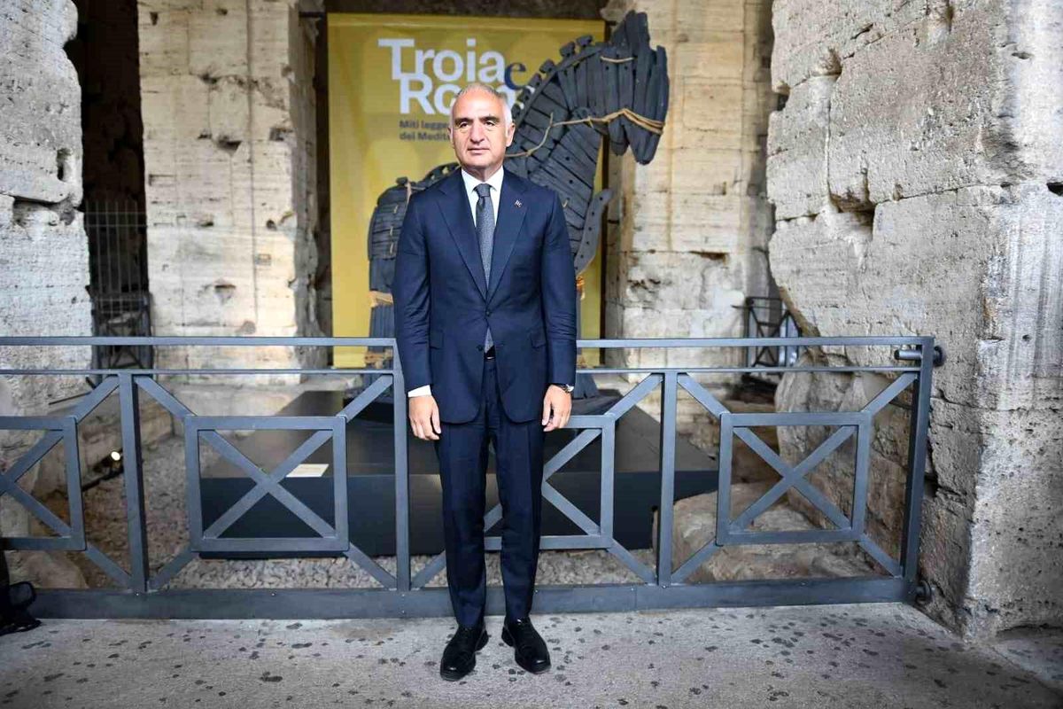 "Troya Sergisi" 221 eserle Roma'da