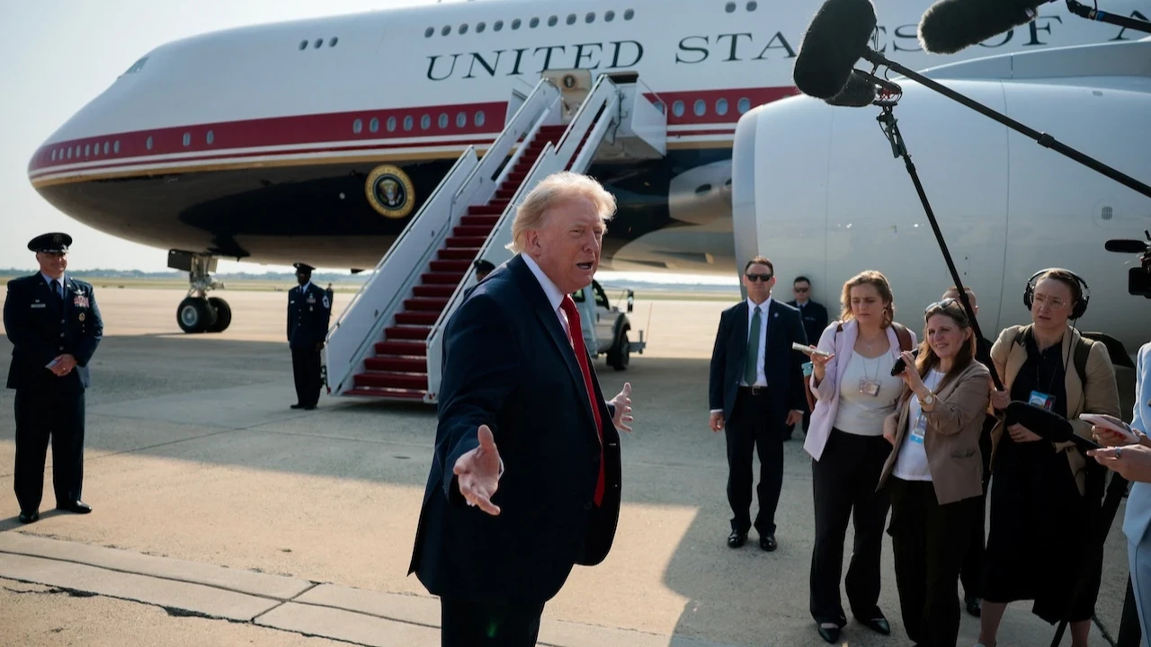 Trump'ın 400 milyon dolarlık uçağında kitap skandalı