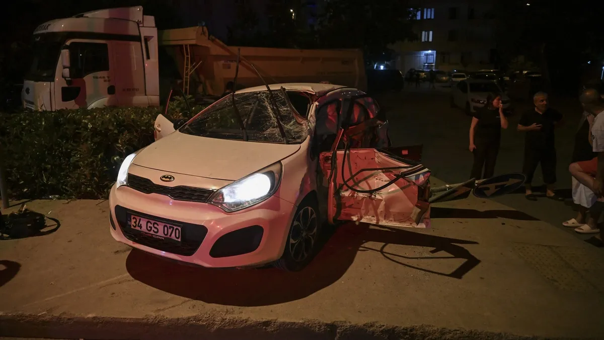 Ümraniye'de kamyon ile otomobil çarpıştı: 1'i ağır 4 yaralı