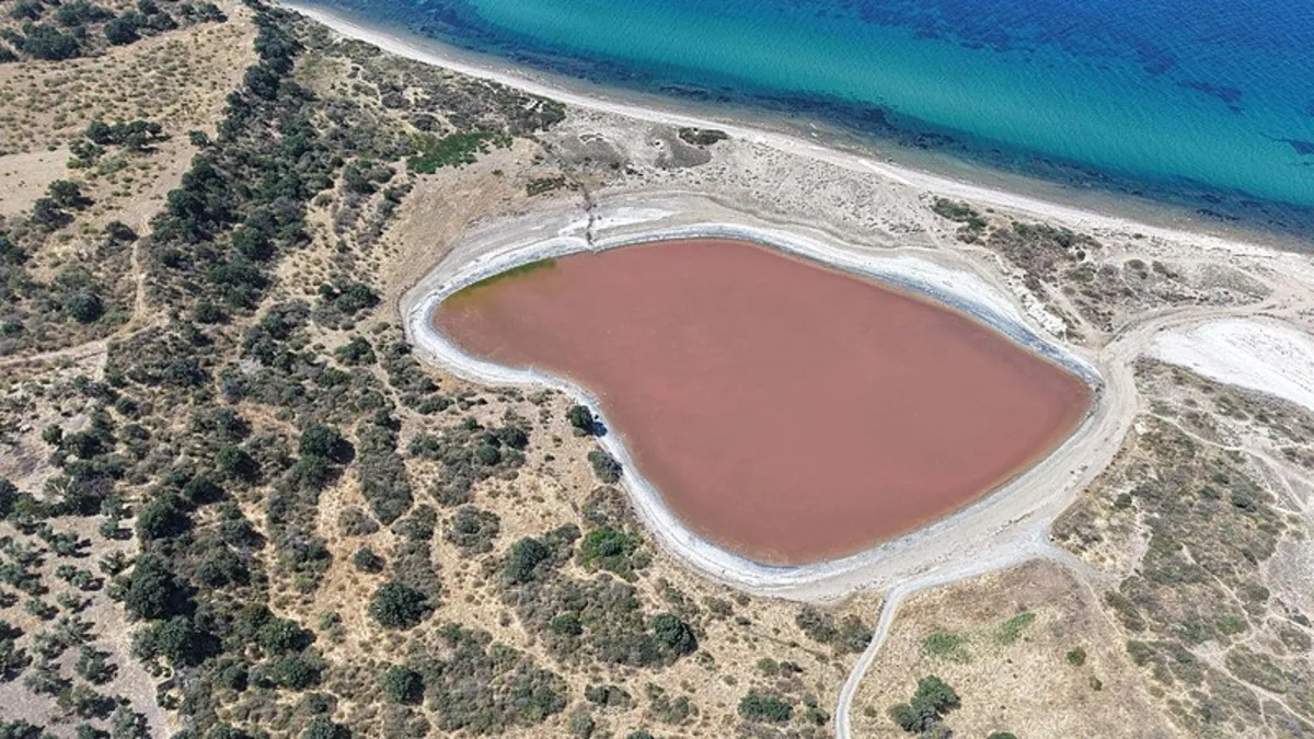 Çanakkale’nin 'Kalpli Göl'ü yeniden pembeye büründü