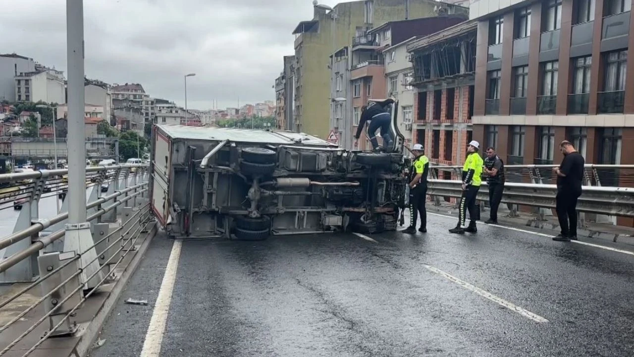 Bomonti-Dolmabahçe Tüneli çıkışında korku dolu anlar! Kamyonet devrildi