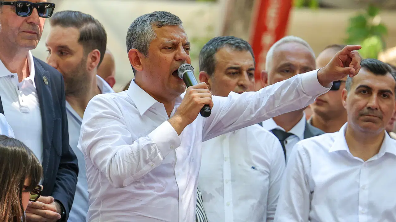 Özgür Özel Adana’dan seslendi: ‘Çok yakında ya partimizi geri alacak bir yolu bulacağız ya da yeni bir yol açacağız’