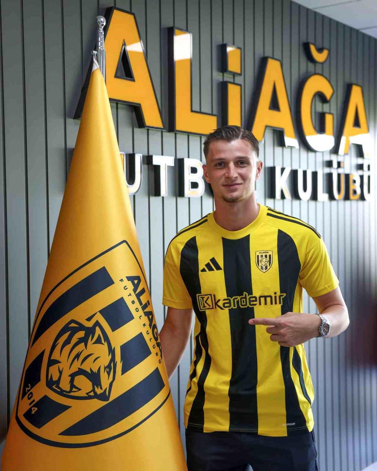Aliağa FK'da bir imza, iki veda