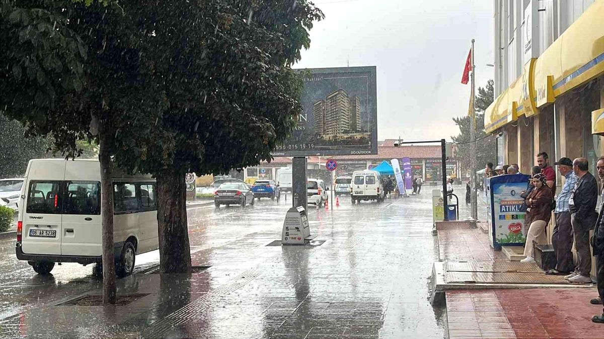 Çorum'da aniden bastıran sağanak vatandaşlara zor anlar yaşattı