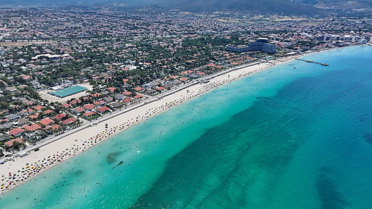 Sıcak havanın etkisiyle Çeşme'de sahillerde yoğunluk oluştu