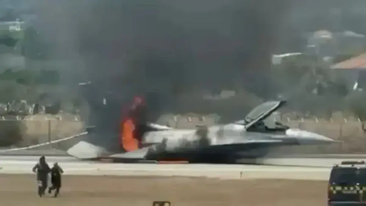 Yunanistan’a ait F-16 uçağı alev aldı: Pilot acil iniş yaptı!
