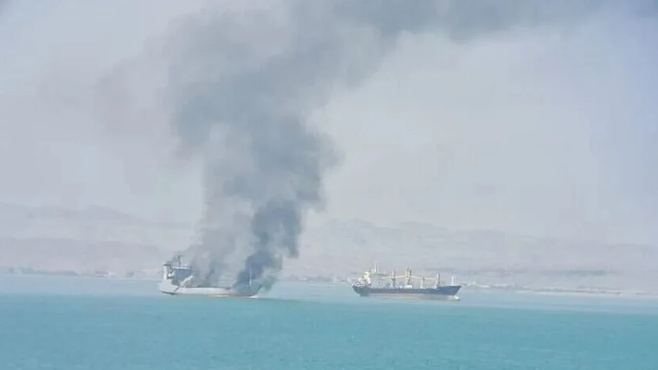 İran, Hürmüz Boğazı'ndan 2 petrol tankerinde patlama yaşandı