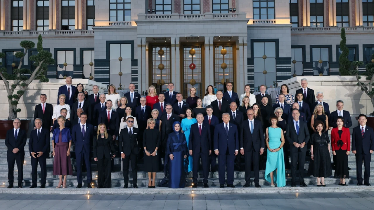 NATO'da 'çifte lider' krizi! Aile fotoğrafındaki detay dikkat çekti