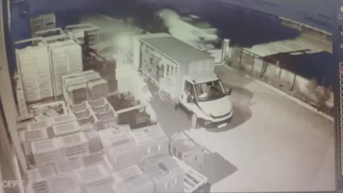 Kamyonetin traktöre ve bir tesisin duvarına çarptığı kaza kamerada: 1 ölü, 3 yaralı