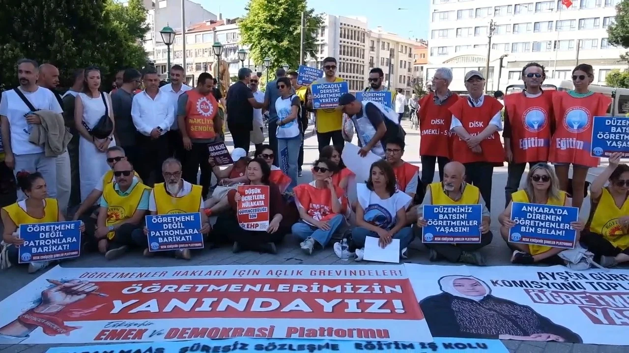 Eskişehir'de öğretmenlerden taban maaş eylemi